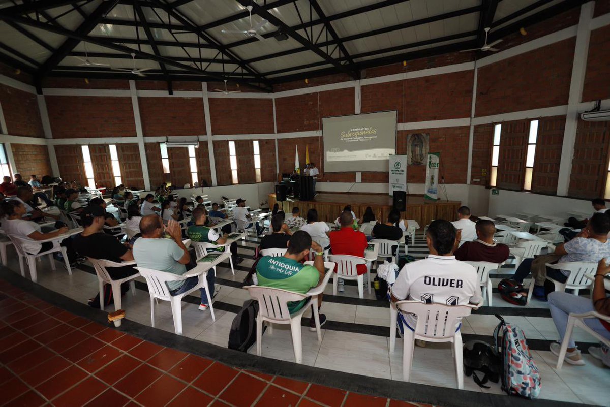 alcaldiasfda's tweet image. 🤚🏽 Seguimos apostando por el deporte, la actividad física y la recreación como pilares fundamentales del progreso social, a partir del fortalecimiento de talentos, la promoción de hábitos y estilos de vida saludables 🏃🏽🚴🏻🏋🏼

#ConstruyendoProgreso #FelipePardoAlcalde ⬆️💙