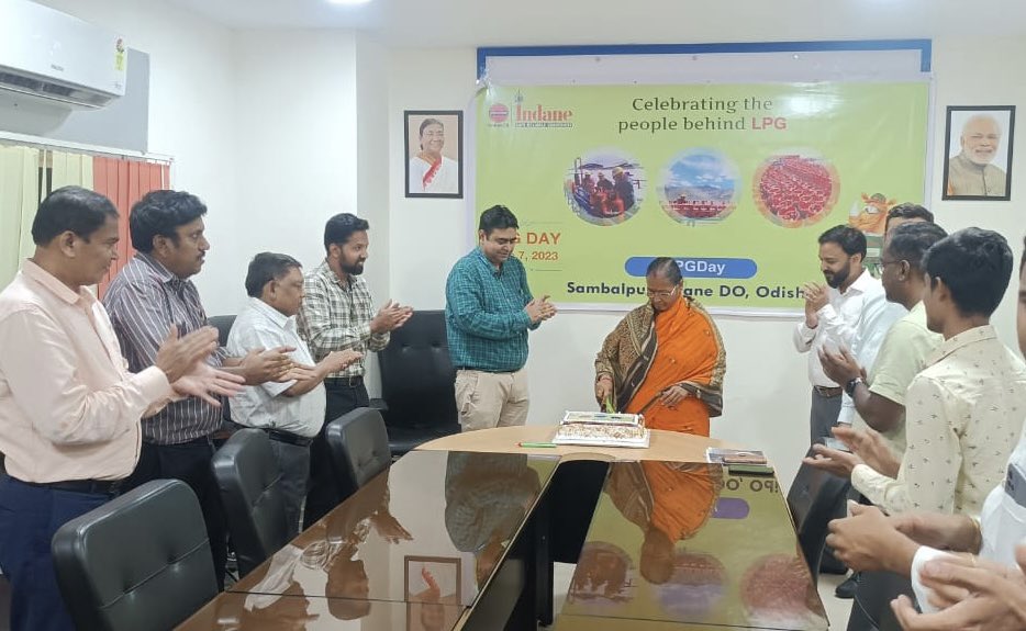 INDANE_ODISHA's tweet photo. Celebrating #LPGDay at Sambalpur Indane DO with cake cutting and greeting customers with token of appreciation for patronising Indane. https://t.co/DLiuaPm2En