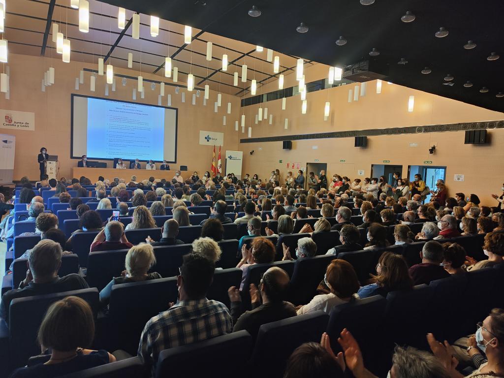 Jornada final de afrontamiento activo del dolor crónico. El salón de actos del Río Hortega lleno de pacientes y profesionales. Un lujo. <a href="/FEDERICOMONTER4/">FEDERICO MONTERO</a> <a href="/isabel_Mu10/">Isabel Muñoz Diez</a> <a href="/Salud_JCYL/">Salud JCYL</a> <a href="/doracinas/">Dora Encinas</a> <a href="/argoicoechea/">Arturo Goicoechea</a>