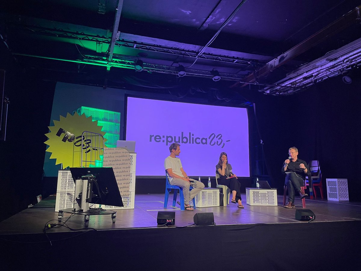 „Für generative KI brauchen wir extra Regeln. Es führt zu besonderen  Risiken, wie Fragen der Transparenz und Intransparenz. Dadurch geht die Authentizität verloren,” betont <a href="/philipphacker15/">Philipp Hacker</a> auf unserem Panel zu ChatGTP mit <a href="/spielkamp/">Matthias Spielkamp</a> &amp;  <a href="/SandraWachter5/">Sandra Wachter -@swachter.bsky.social</a> auf der <a href="/republica/">re:publica</a>. #rp23