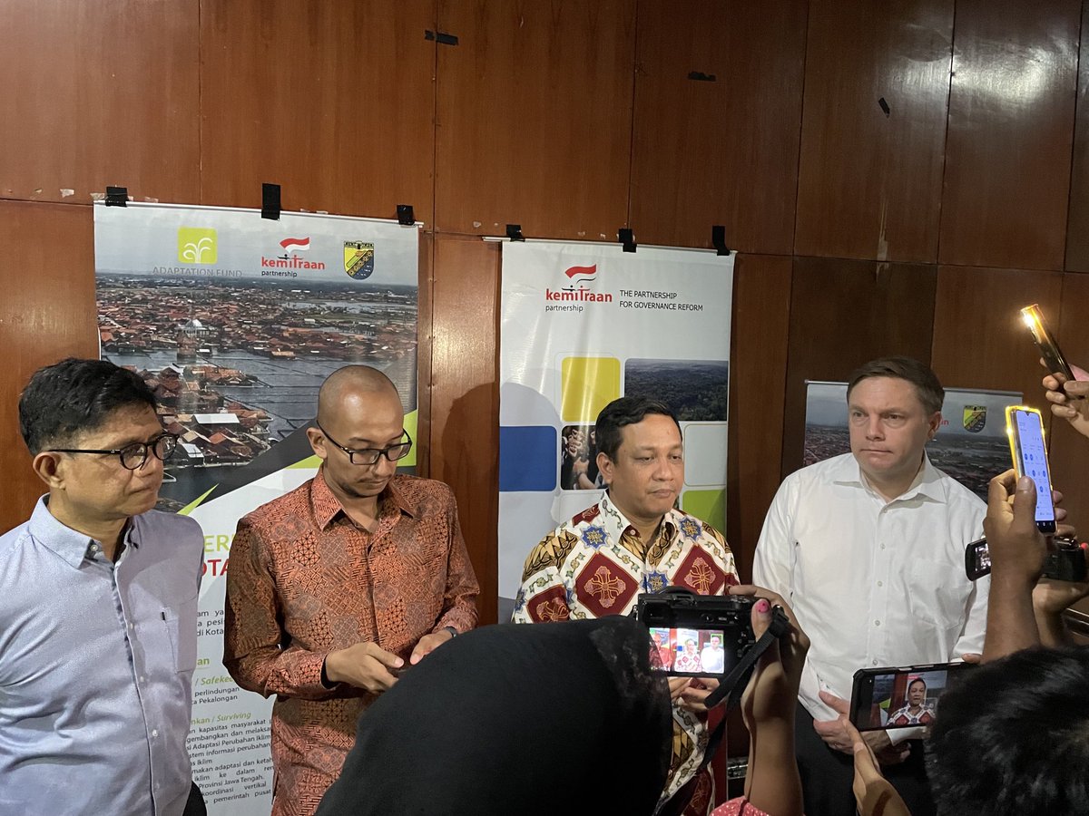 MattPueschel's tweet photo. (From r) Mikko Ollikainen, head of @adaptationfund, addresses Indonesian media w Pekalongan mayor, provincial congress &amp; @kemitraan_ind talking of importance of scaling up innovative solutions of AF-Kemitraan adaptation project in Pekalongan to address sea level rise challenges. https://t.co/2AGjofKQyf