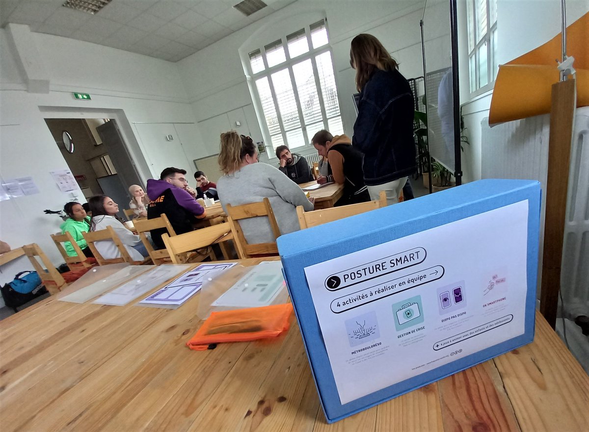 Nous vous présentons notre tout dernier dispositif : #PostureSmart ! Une boîte avec 4 activités tangibles pour aider les animateurs jeunesse et leurs encadrants à surpasser les tensions liées à l’usage du #smartphone au travail, entre nécessité... et usages personnels. 📱🧑