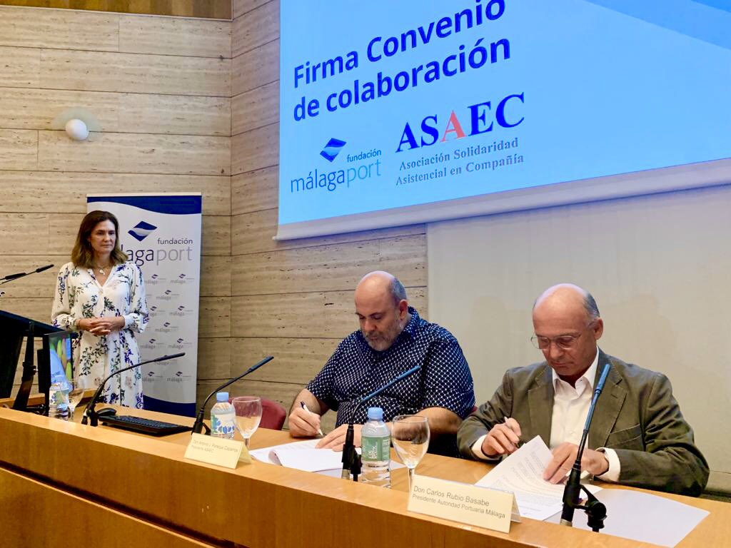 PilarFdzFigares's tweet photo. 🤝 Hoy se ha firmado un convenio entre #ASAEC y la #FundaciónMálagaport por el que las empresas de la Comunidad Portuaria pueden incorporarse a un programa solidario de distribución gratuita de productos perecederos, tales como frutas y hortalizas … 🥑 🍌 🥭 + https://t.co/TpFFa21xfy