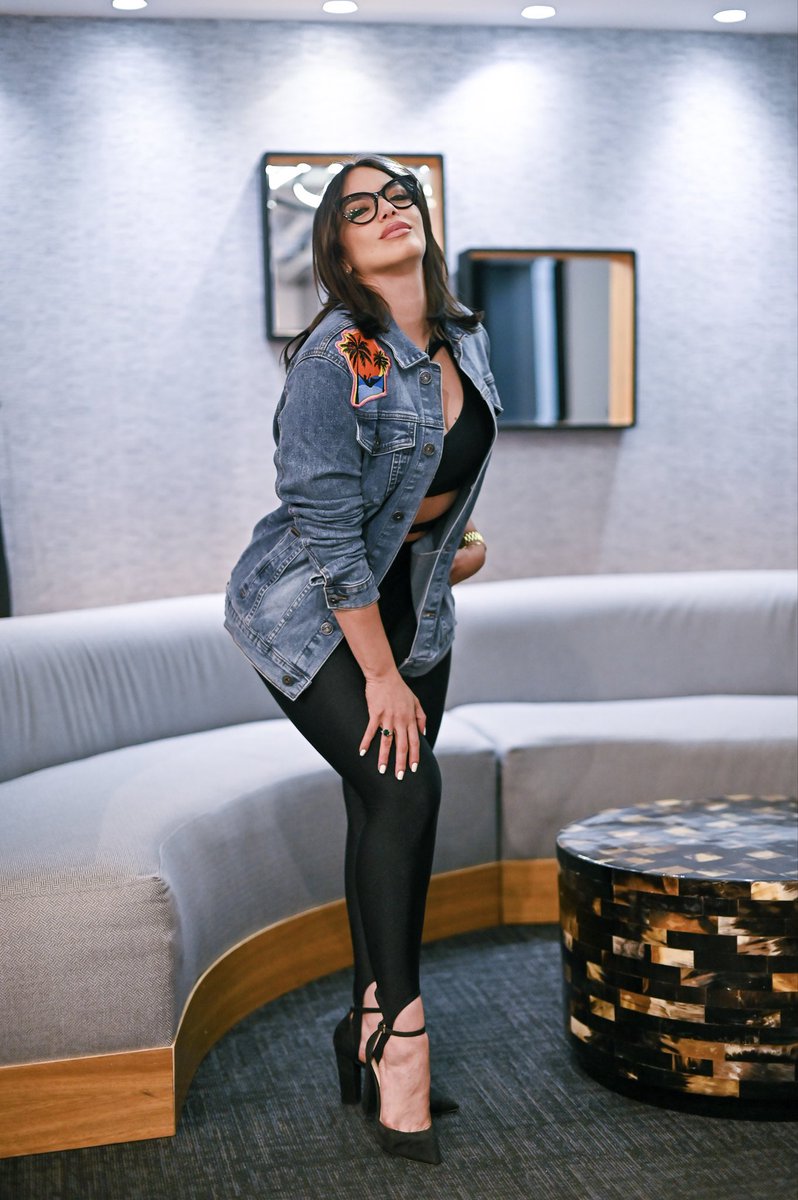 estonoesradioTW's tweet photo. ¿Qué darías por un beso de Hony Estrella? 💋💋💋

#EstoNoEsRadio https://t.co/AA89up3FLx