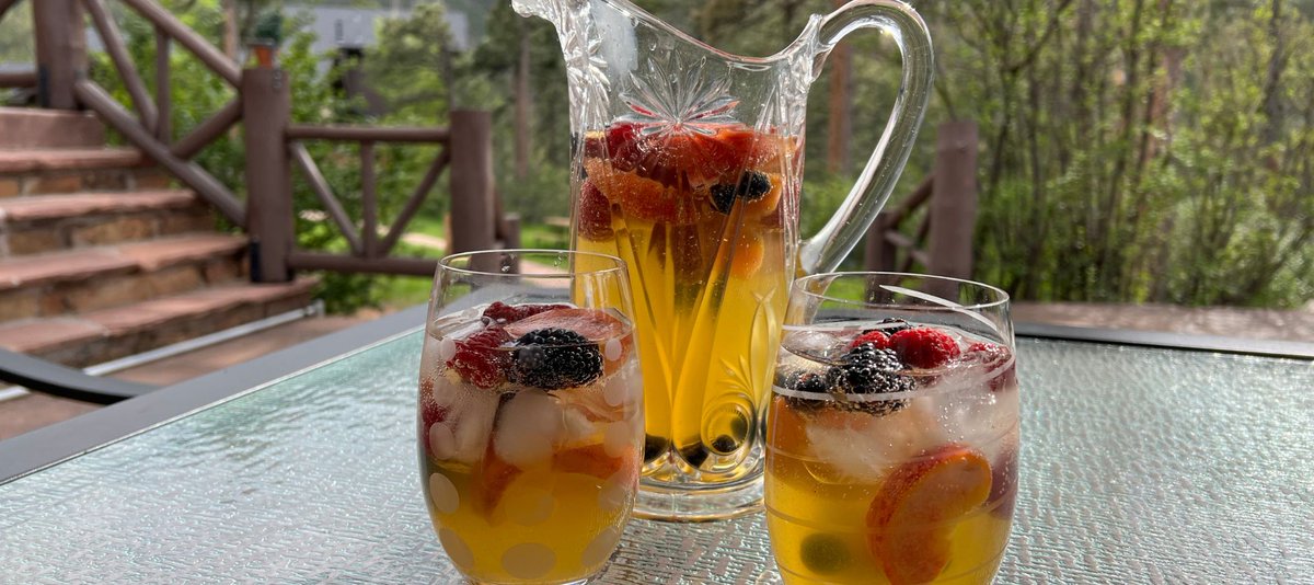 This recipe for Peach Sangria is a refreshing summer beverage on the patio or to take to a BBQ. Enjoy! rockymountainlodge.com/recipe/peach-s… #peachsangria #sangria #whitepeachsangria #sangriarecipe #summerbeverages #summercocktails #summerrecipes #peachrecipes #peaches @visitcos <a href="/Visit_Manitou/">Visit Manitou Springs</a>