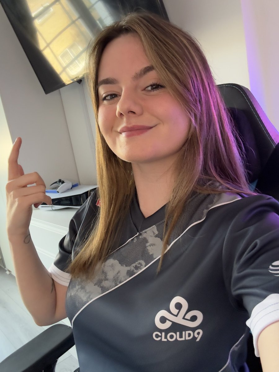 C9EmZ's tweet photo. IM BACK Home &amp; NOW LIVE💙

Playing with viewers then Warzone ranked! 

RTS and TABS appreciated 

~ https://t.co/XcukGMFFCY ~ https://t.co/X9Yw47qWqZ
