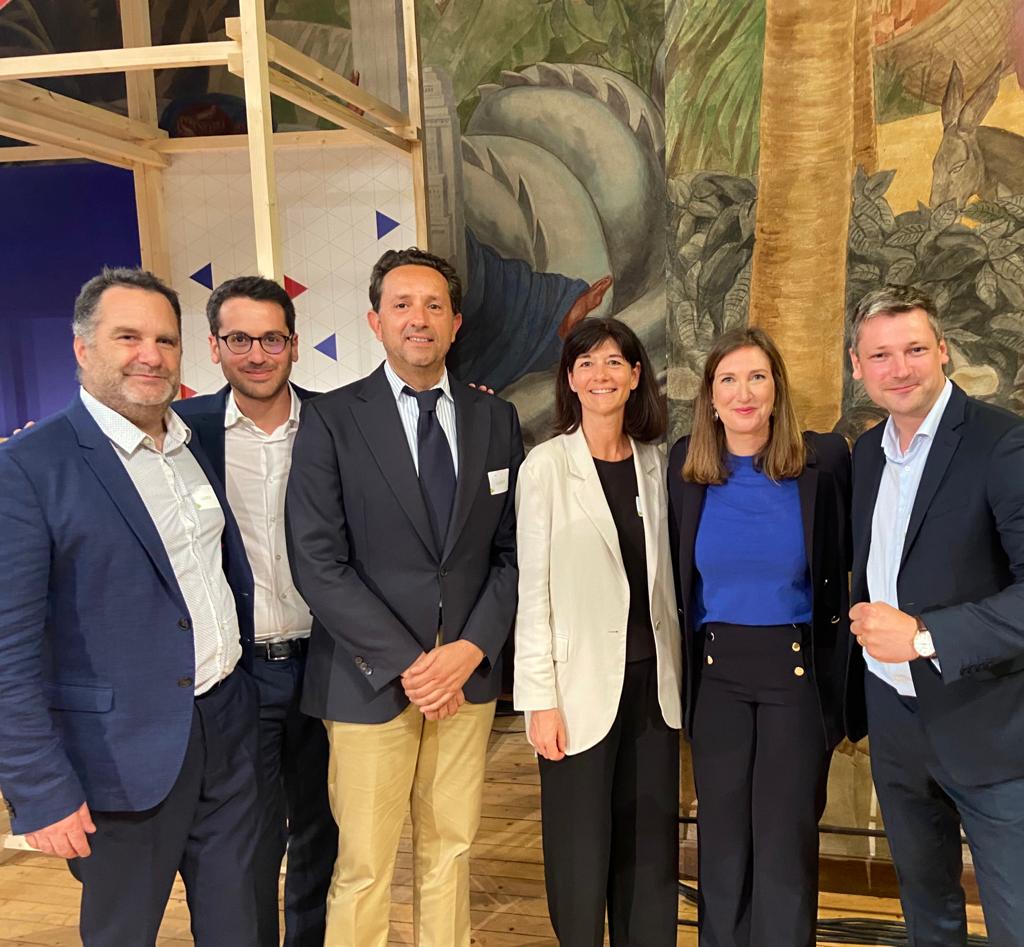 Hellio's tweet photo. 🏆@Hellio dans le cadre de l’AMI CMA #France2030 est l’heureux lauréat du projet #LesReconstructeurs
Un engagement à hauteur de millions d’€ porté par un consortium : @les_compagnons Jocelyn GAC #Quintet Antoine Foucher @blamberti #AFPA @f_yeghiayan #HouseOfCodesign Eric Lemoine https://t.co/hq50NDVegn