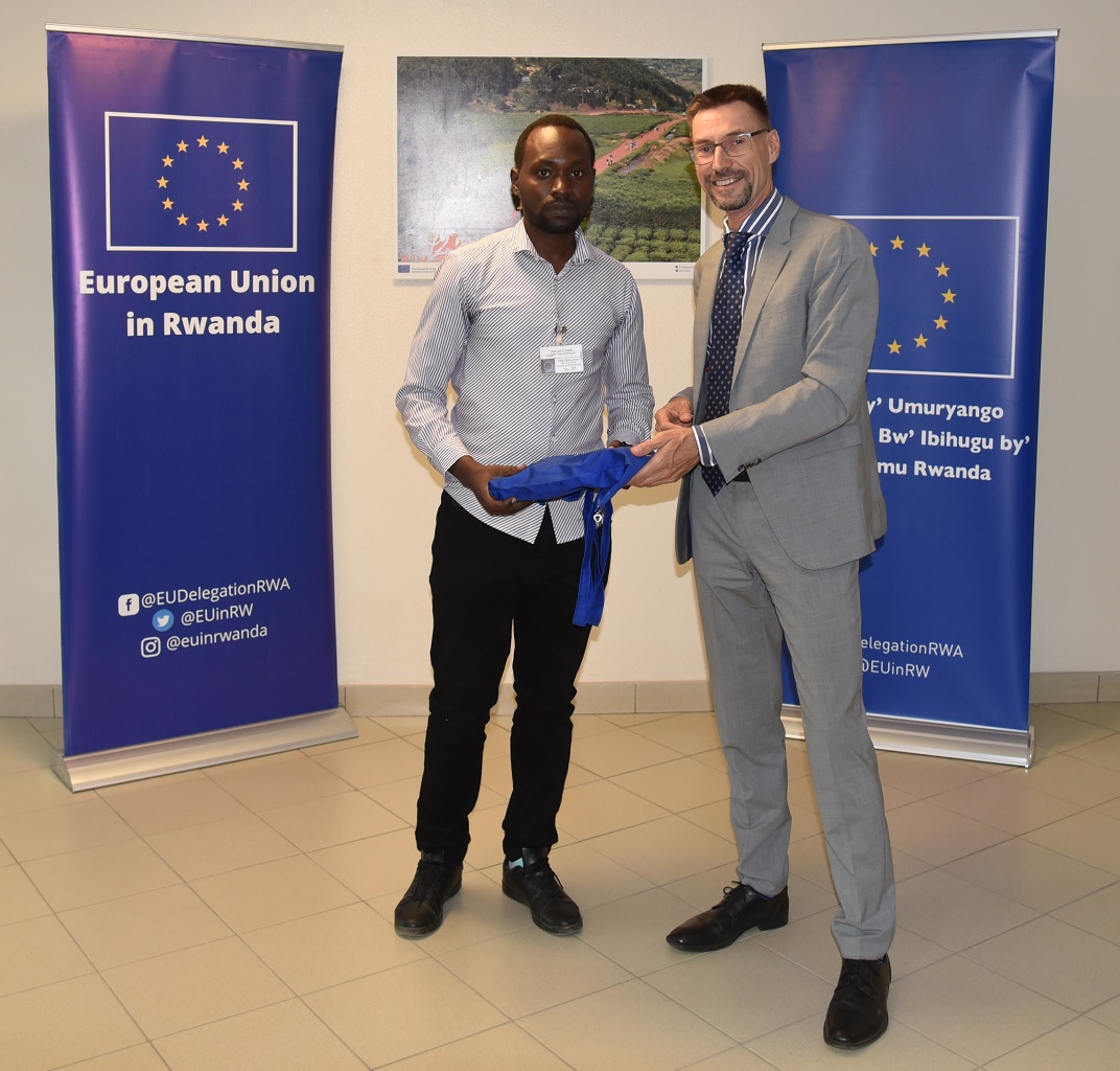 EUinRW's tweet photo. 🎉Congratulations to the winners of our #WorldPressFreedom Day Essay writing competition! Your inspiring entries were impressive in demonstrating how freedom of expression is a driver and facilitator of all other human rights.
#EU4HumanRights👏 https://t.co/VLMVh3lo3D