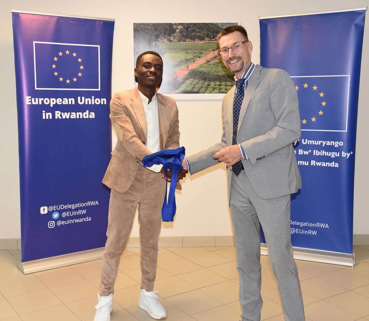EUinRW's tweet photo. 🎉Congratulations to the winners of our #WorldPressFreedom Day Essay writing competition! Your inspiring entries were impressive in demonstrating how freedom of expression is a driver and facilitator of all other human rights.
#EU4HumanRights👏 https://t.co/VLMVh3lo3D