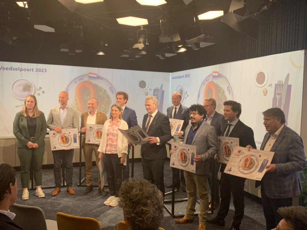 Akkerbouwer <a href="/hildecoolman/">Hilde Coolman</a> overhandigt de gezamenlijke voorstellen uit de #agrofoodketen om verduurzaming te versnellen: “Sámen de lat verhogen” <a href="/LauraBromet/">Laura Bromet 🍀🕊</a> <a href="/Joris_PvdA/">Joris Thijssen</a> <a href="/BisschopRoelof/">Roelof Bisschop</a> <a href="/Pieter_Grinwis/">Pieter Grinwis</a> @TjeerdD66 <a href="/henkvermeer/">Henk Vermeer</a> <a href="/DerkBoswijk/">Derk Boswijk</a> <a href="/ThomvCampen/">Thom van Campen</a> #voedselpoort23 <a href="/nieuwspoort/">Nieuwspoort</a>