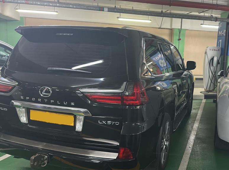 zaidahinai's tweet photo. الإخوة الأعزاء في شرطة عمان السلطانية @RoyalOmanPolice 
تحية طيبة وبعد،
انتشرت بكثرة ظاهرة الوقوف الغير قانوني في المواقف المخصصة للسيارات الكهربائية، حيث لا يمكن الوصول للشواحن، ولا يبدو أن هناك أي محاسبة لهذه المخالفات. نحتاج إلى مساعدتكم. وشكرًا على كل ما تقدموه https://t.co/CvUIxpBopK