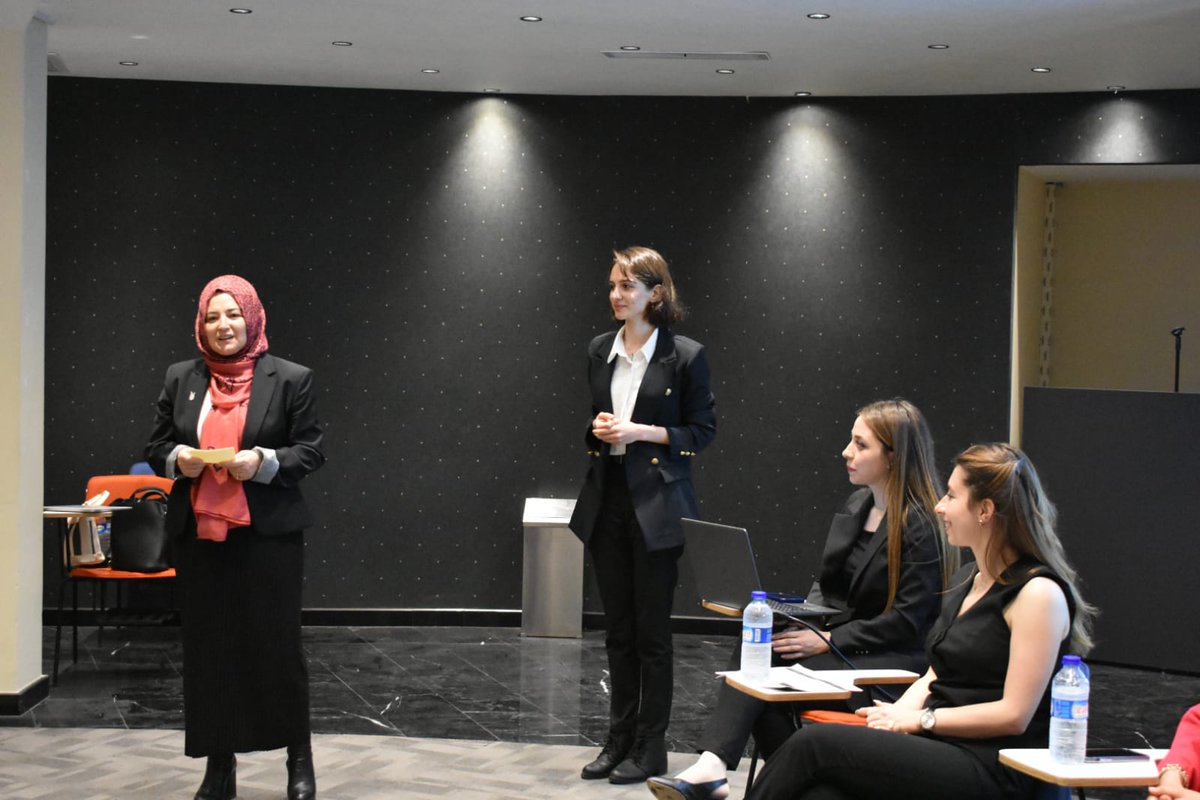 asbugencyazar's tweet photo. Topluluğumuz adına dün çok hareketli geçti. Uzman Bilgi Sarmal Yayınları editörleri ile hasbihal etme şansına vardık. Ayrıca MEB kitaplarının hangi aşamalardan geçtiğine dair bilgiler edindik. #bilgi #sarmal #yayınları #talim #terbiye https://t.co/XpJBKijxVi