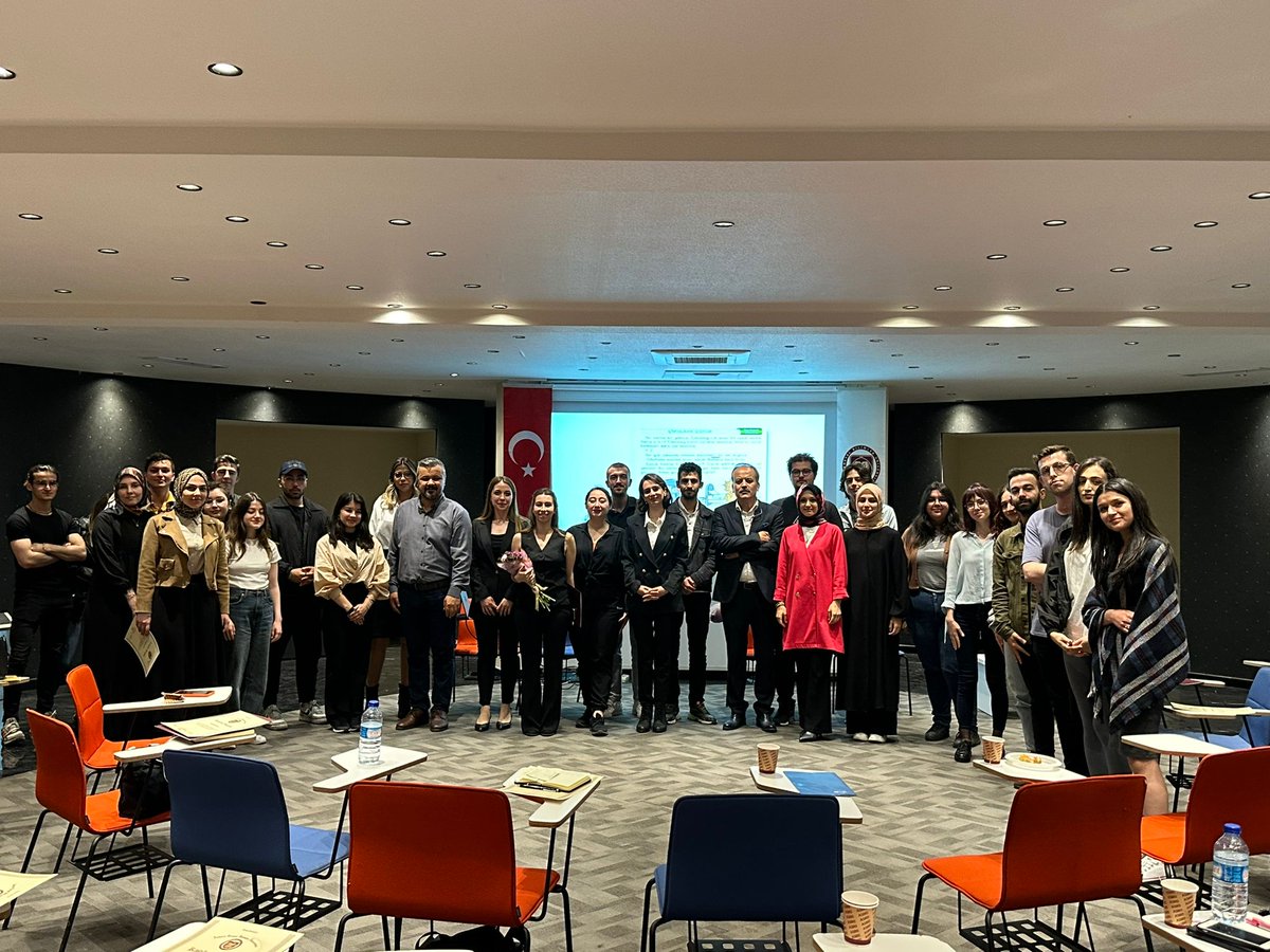 asbugencyazar's tweet photo. Topluluğumuz adına dün çok hareketli geçti. Uzman Bilgi Sarmal Yayınları editörleri ile hasbihal etme şansına vardık. Ayrıca MEB kitaplarının hangi aşamalardan geçtiğine dair bilgiler edindik. #bilgi #sarmal #yayınları #talim #terbiye https://t.co/XpJBKijxVi