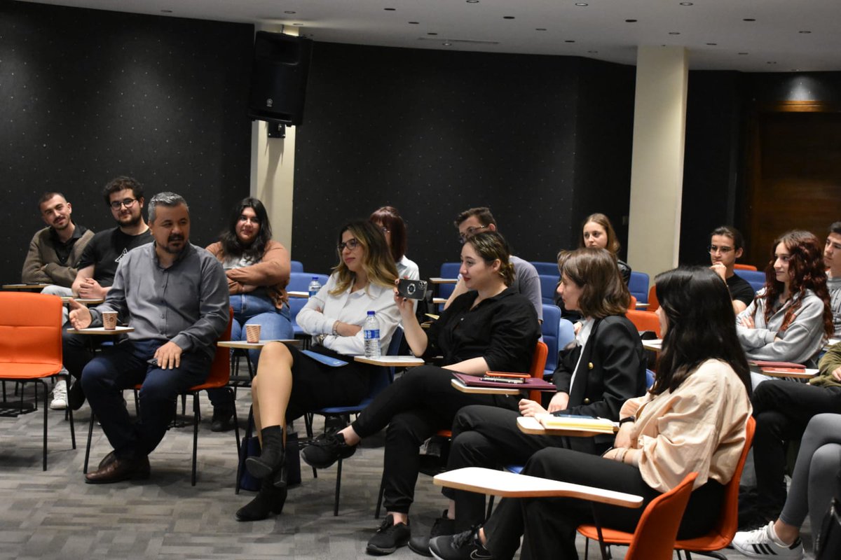 asbugencyazar's tweet photo. Topluluğumuz adına dün çok hareketli geçti. Uzman Bilgi Sarmal Yayınları editörleri ile hasbihal etme şansına vardık. Ayrıca MEB kitaplarının hangi aşamalardan geçtiğine dair bilgiler edindik. #bilgi #sarmal #yayınları #talim #terbiye https://t.co/XpJBKijxVi