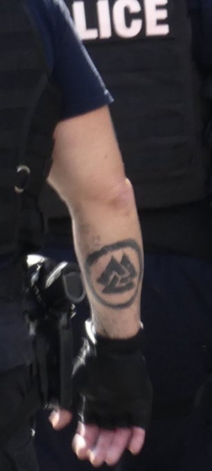 AlertesInfos's tweet image. 🇫🇷 FLASH - Hier, plusieurs policiers ont été photographiés à #Lille arborant des "valknut", des symboles de la mythologie scandinave qui ont été repris par des organisations aux idéologies suprémacistes ou néonazies, tatoués sur leurs bras. (Le Parisien)