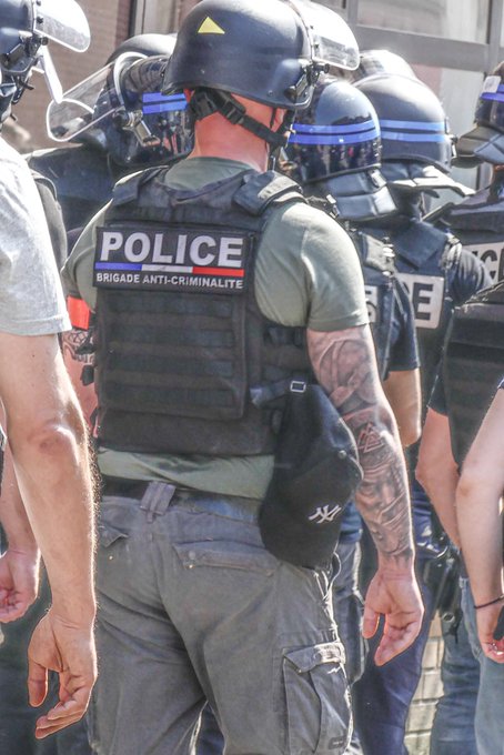 AlertesInfos's tweet image. 🇫🇷 FLASH - Hier, plusieurs policiers ont été photographiés à #Lille arborant des "valknut", des symboles de la mythologie scandinave qui ont été repris par des organisations aux idéologies suprémacistes ou néonazies, tatoués sur leurs bras. (Le Parisien)