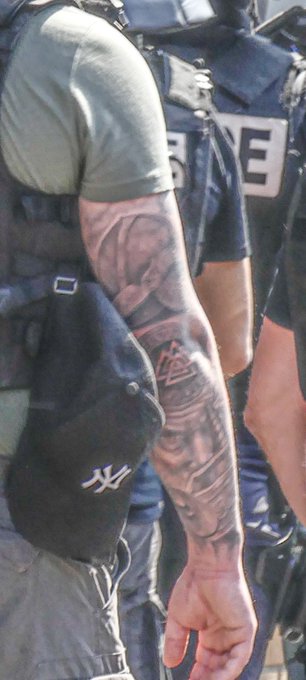 AlertesInfos's tweet image. 🇫🇷 FLASH - Hier, plusieurs policiers ont été photographiés à #Lille arborant des "valknut", des symboles de la mythologie scandinave qui ont été repris par des organisations aux idéologies suprémacistes ou néonazies, tatoués sur leurs bras. (Le Parisien)