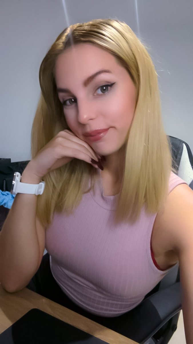 Maze31492159's tweet photo. She's back and live now. https://t.co/7ZAMUJiazr https://t.co/0dJys9wMQf