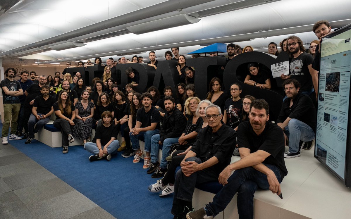 En las fotos, de negro, la plantilla responsable de los más de 300.000 suscriptores de EL PAÍS. ¿Hasta cuándo va esta empresa a devaluar nuestro trabajo mediante la congelación salarial? #MiércolesNegro #SubidaSalarialYa #SueldosDignos #TrabajoDigno #MiércolesNegros #Teletrabajo