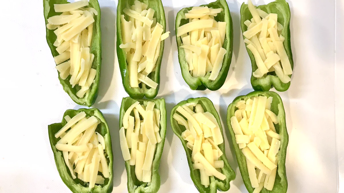 これはピーマンの肉詰めならぬ．．．ピーマンの肉巻きチーズ詰め‼