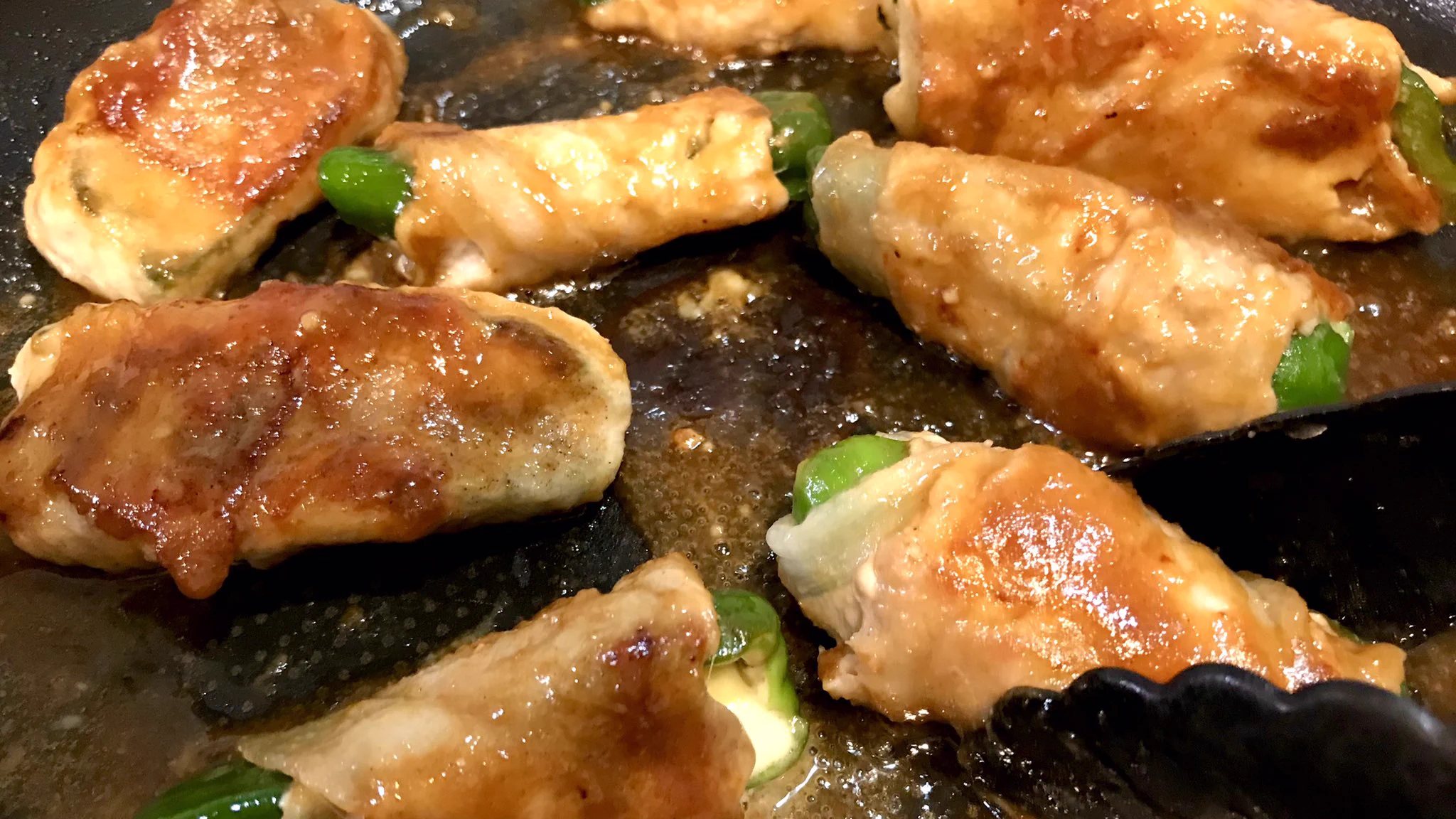 これはピーマンの肉詰めならぬ．．．ピーマンの肉巻きチーズ詰め‼