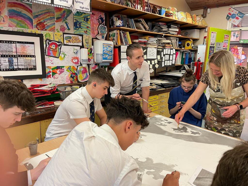 A very productive afternoon with Belfast based Artist <a href="/DeeCraigArtist/">Dee Craig</a> in association with Glentoran football club and East Belfast Social Partnership. Painting a part of a big jigsaw puzzle! 🎨 🤩 <a href="/GlentoranSP/">Glentoran Social Partnership</a> <a href="/KMcD234/">Karla McD</a>