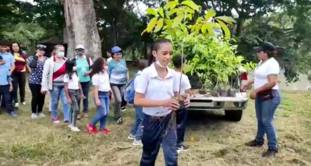 Redi_andes's tweet photo. #AsíLoDijo GJ @dhernandezlarez #FANB y Pueblo junto al @MinecOficial sembrando el futuro de la Patria ! 
#FANBSembrandoPatria
#IntegrarEsVencer https://t.co/u2bqATK0UA