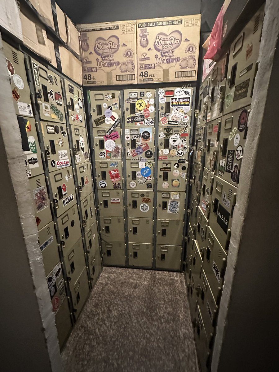 prodrunk_htm's tweet photo. #FindTheLockerRoom
This is my favorite bar in Thonglor, but last time I came here was last year😂
It’s so good to be back here again!!!
Always cocktails and hospitality are very nice🍸
It’s just difficult to find the entrance for first time visitors thought. I almost forgot too🤣 https://t.co/mPKDHDNGq9