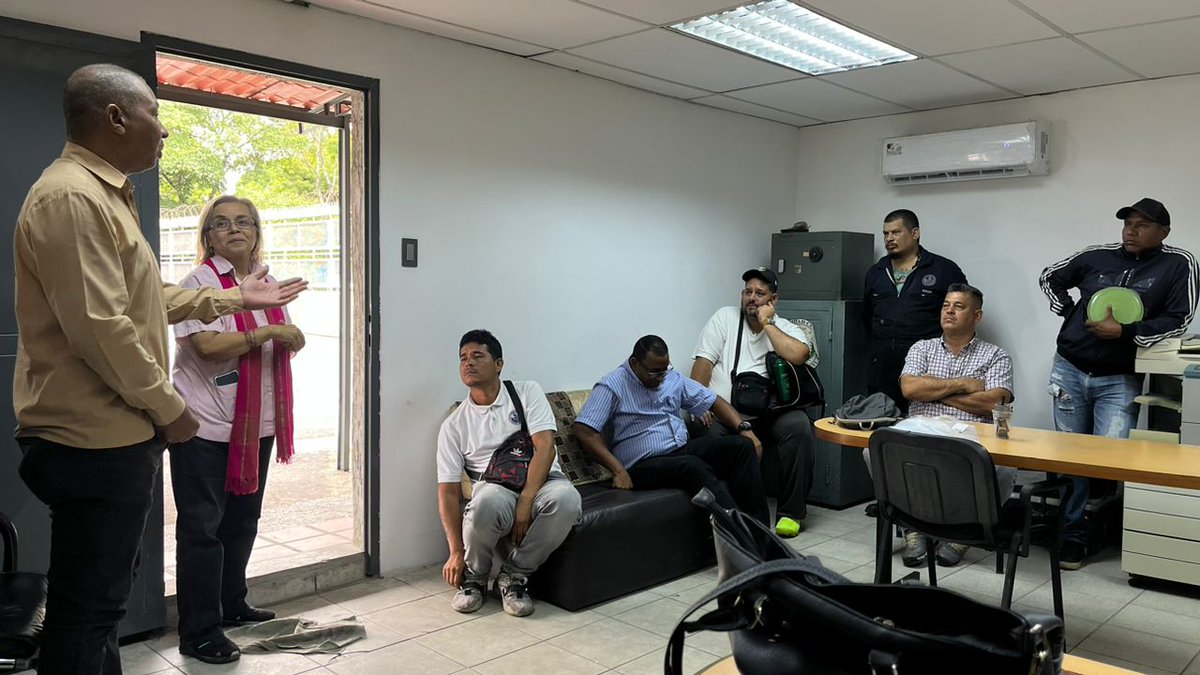 ychaudary's tweet photo. Visita a trabajadores del transporte #ucv, adscritos al vicerrectorado administrativo, pocas veces escuchadas sus necesidades, problemas y aspiraciones. Impulsando una #gerencia abierta, participativa en la que todos somos importantes.
@consensoacdemico
#transformarparaavanzar https://t.co/LRsC1Mskp7