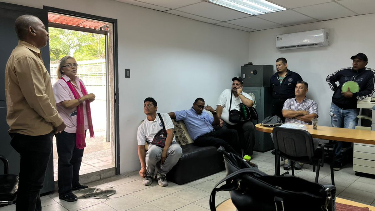 ychaudary's tweet photo. Visita a trabajadores del transporte #ucv, adscritos al vicerrectorado administrativo, pocas veces escuchadas sus necesidades, problemas y aspiraciones. Impulsando una #gerencia abierta, participativa en la que todos somos importantes.
@consensoacdemico
#transformarparaavanzar https://t.co/LRsC1Mskp7