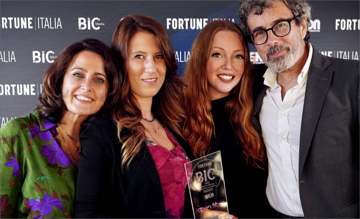 OpenFiberIT's tweet photo. 🏆 Fieri di aver ottenuto la certificazione #BestInMediaCommunication 2022 che ci riconosce “Regista della rivoluzione digitale”! Premiato anche il progetto “Twitch e scacchiste” per il supporto all’empowerment femminile. @fortuneitalia @EikonSC #BIC23 @AlessiaSantera1 @tea_gueci https://t.co/dwpwqZNd3Z