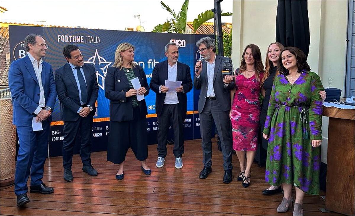 OpenFiberIT's tweet photo. 🏆 Fieri di aver ottenuto la certificazione #BestInMediaCommunication 2022 che ci riconosce “Regista della rivoluzione digitale”! Premiato anche il progetto “Twitch e scacchiste” per il supporto all’empowerment femminile. @fortuneitalia @EikonSC #BIC23 @AlessiaSantera1 @tea_gueci https://t.co/dwpwqZNd3Z