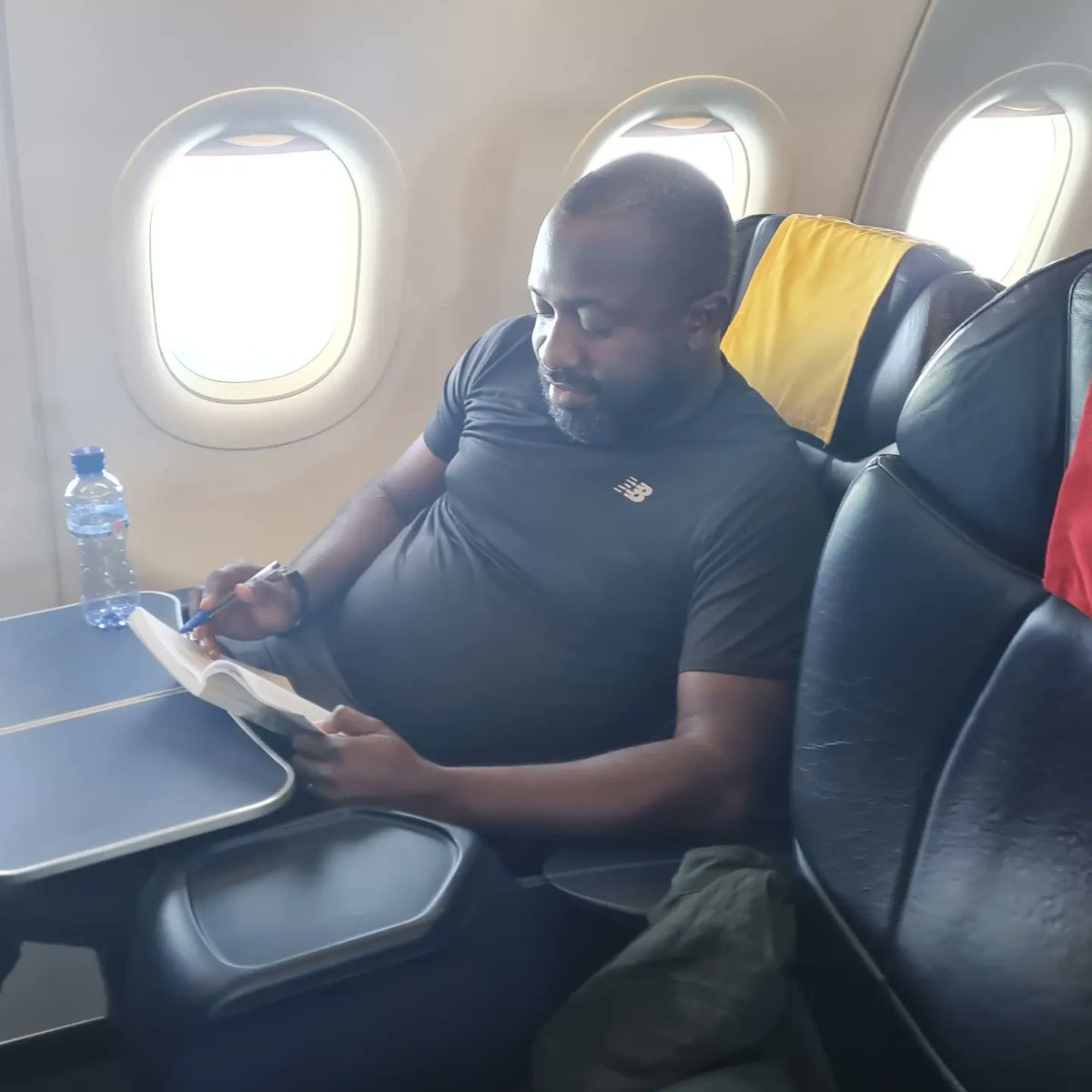 Dieu et ses surprises 
Je revenai d'un séminaire à Lubumbashi et comme d'habitude j'étais en classe économique, soudain l'hôtesse est venue me chercher pour la classe business!!!
Ma prière est que où que tu retrouves que Dieu te surprenne !