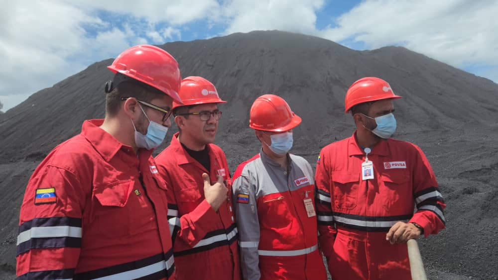 Pdvsa_TV's tweet photo. 🇻🇪🛢️ El recorrido de la comisión de  Auditoría Fiscal @PDVSA y @CGRVenezuela también incluyó una visita al Terminal de Manejo de Sólidos de #PetroSanFélix, por donde se despacha coque de @somospetropiar y @SomosPMonagas #NuevaGeometríaPluripolar @NicolasMaduro @TellecheaRuiz https://t.co/Rva65sijfV