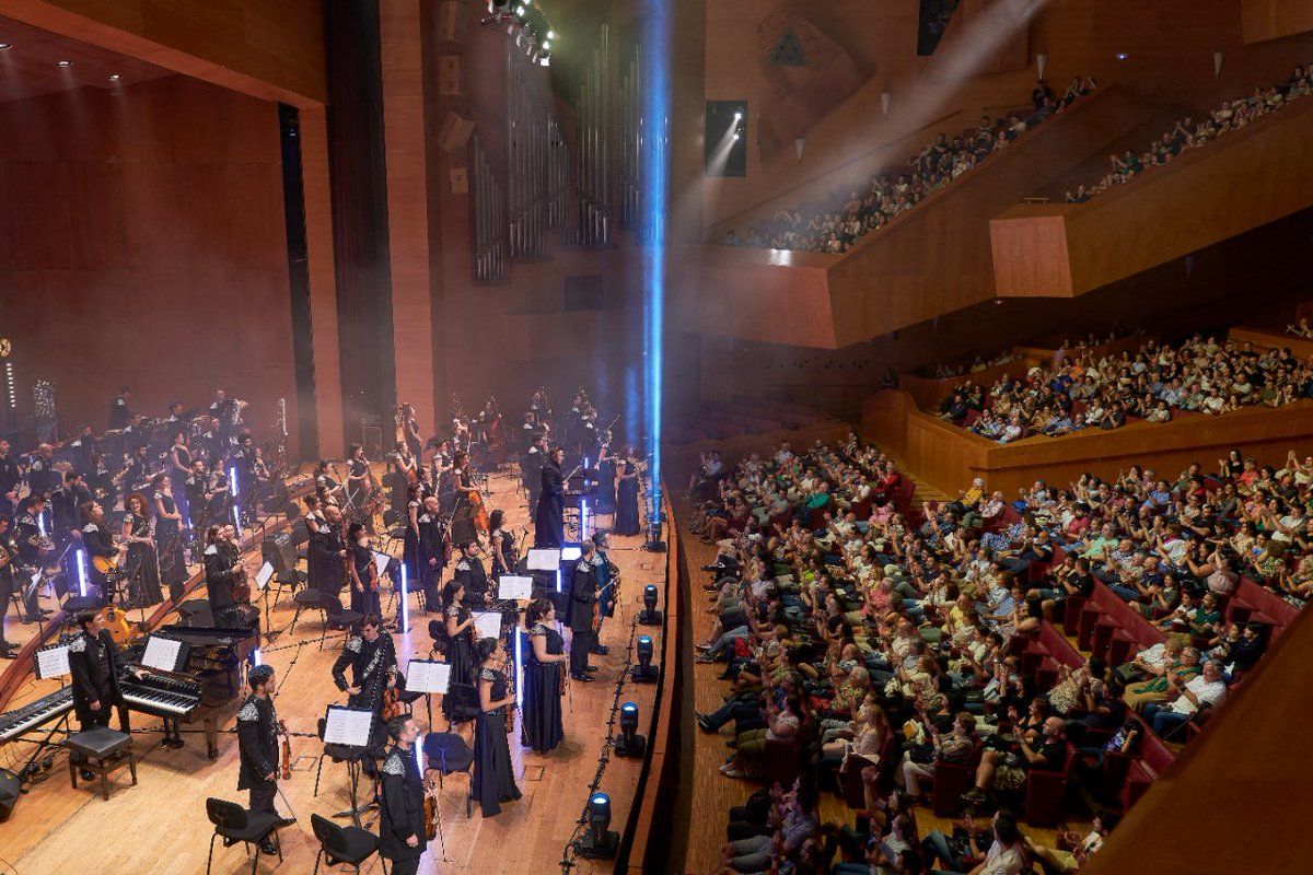 Euskalduna_eus's tweet photo. Film Symphony Orchestra - Krypton ✨
Igandean akziozko zinema ezagunenaren soinu bandak etxeko auditoriuma liluratu zuen!
👉🏽 Bertan egon zineten? Izugarria izan zen! 🥰
👀 Begira, begira!
📸➕ https://t.co/BcmYHscsUv
#EuskaldunaBilbao @FilmSymphony #FSOKrypton https://t.co/dPMTIx7ou1