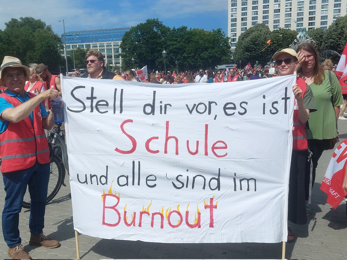 LucyRedler's tweet photo. Heute im Streik für einen Tarifvertrag Entlastung❤️‍🔥. Kleinere Klassen bedeutet bessere Betreuung und Förderung von jeder*m Schüler*in! https://t.co/tJTwGbM2QM
