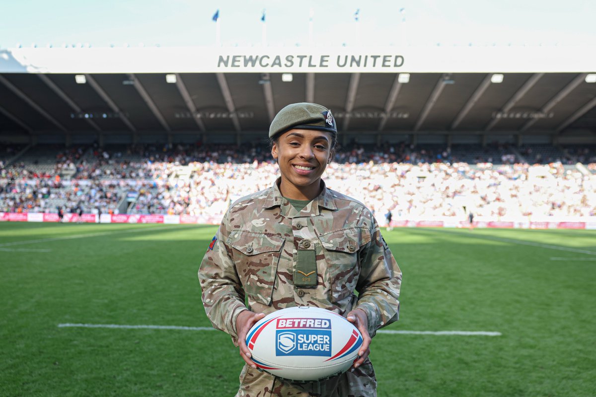 Happy Birthday to Leeds Rhinos Women's player <a href="/elychia_watson/">Elychia Watson</a> 🎉

Elychia is a British Army soldier and this Saturday presented the match ball for our game at St James' Park🏉