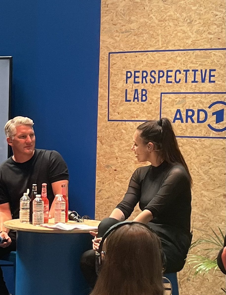 ILorscheid's tweet photo. Der Weg der etablierten Sender vom linearen Fernsehen zu digitalen 24/7 Medien, und wie Datenanalyse den Spielern hilft. @BSchweinsteiger im #perspectivelab der @ARDde auf der @republica ππΌ #rp23 #digitalemedien https://t.co/kw7B52od3W