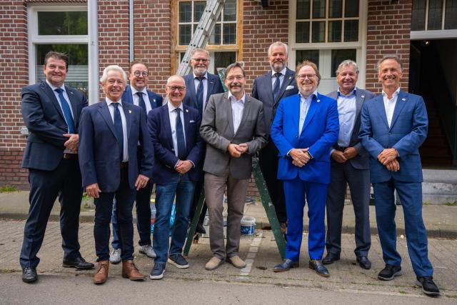 BartMaes's tweet photo. Vanochtend heb ik met @SLV_Limburg en de @flaarisse een verrassingsbezoek gebracht aan @TheoBovens laureaat tot de #guldenhumor. Dank @max_ruiters en @vivianneheijnen en Raymond Clement voor het 'complot' om Theo thuis te 'overvallen'. https://t.co/GkxVnQyR5X