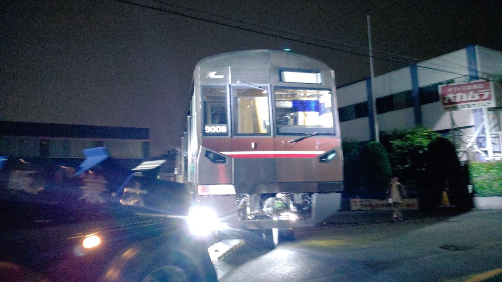 hasshi550's tweet photo. 5月29日未明から6月2日未明に
行われた北大阪急行電鉄9000系
新車9006F 陸送😄
初日に行ってきた😊
北急新車搬入はあと1本😆
1、2枚目 徳庵付近
3枚目 新幹線公園付近
4枚目 桃山台車両基地
#北大阪急行電鉄 #新車 #9000系
#9006F #桃山台 https://t.co/HPEIaiii3d