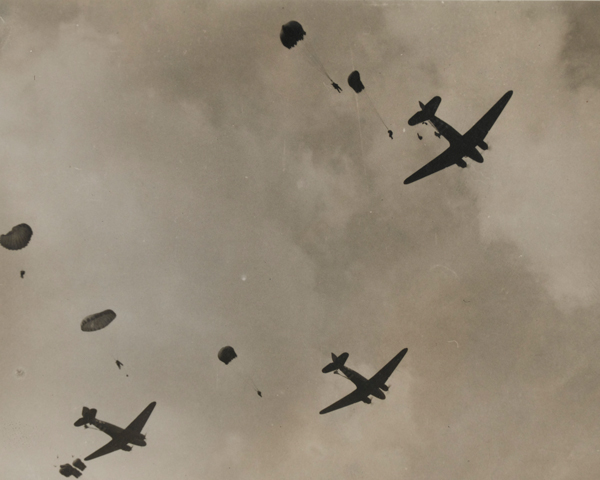 TheParachuteReg's tweet photo. 1. #Normandy79 Approximately 159,000 troops were landed in Normandy on 6 June. Of these, 130,000 arrived on the five invasion beaches by sea, and 29,000 airborne troops landed by parachute and glider🆎UK 6th Airborne Div & US @82ndABNDiv @101stAASLTDIV 🇬🇧🇺🇸🇨🇦🇫🇷#LestWeForget https://t.co/HYbXoNljEL
