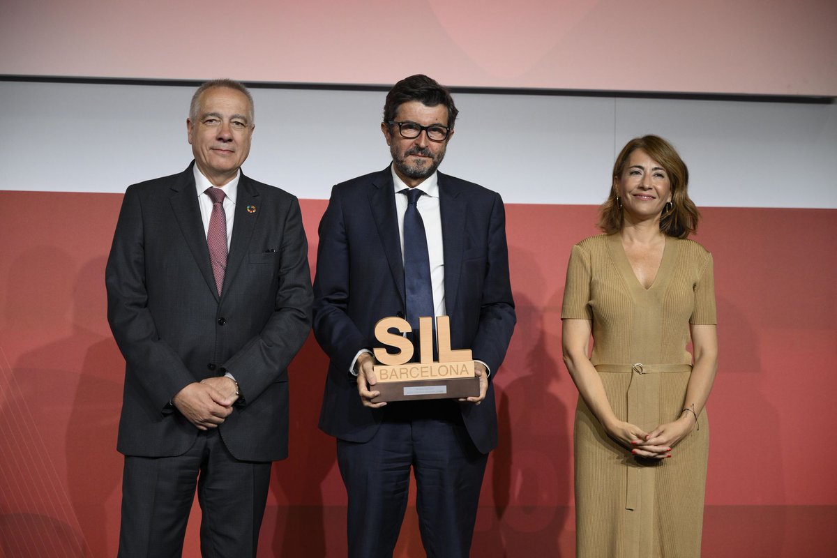 transportesgob's tweet image. En la jornada, la ministra @raquelsjimenez ha entregado los reconocimientos a empresas públicas, algunas del grupo @mitmagob. Entre ellas:

🏆 Álvaro Rodríguez, @PuertosEstado
🏆Mª Luisa Domínguez, @Adif_es
🏆 Raül Blanco, @Renfe
🏆Maurici Lucena, @aena
🏆 Fidel Vázquez, @Sepes