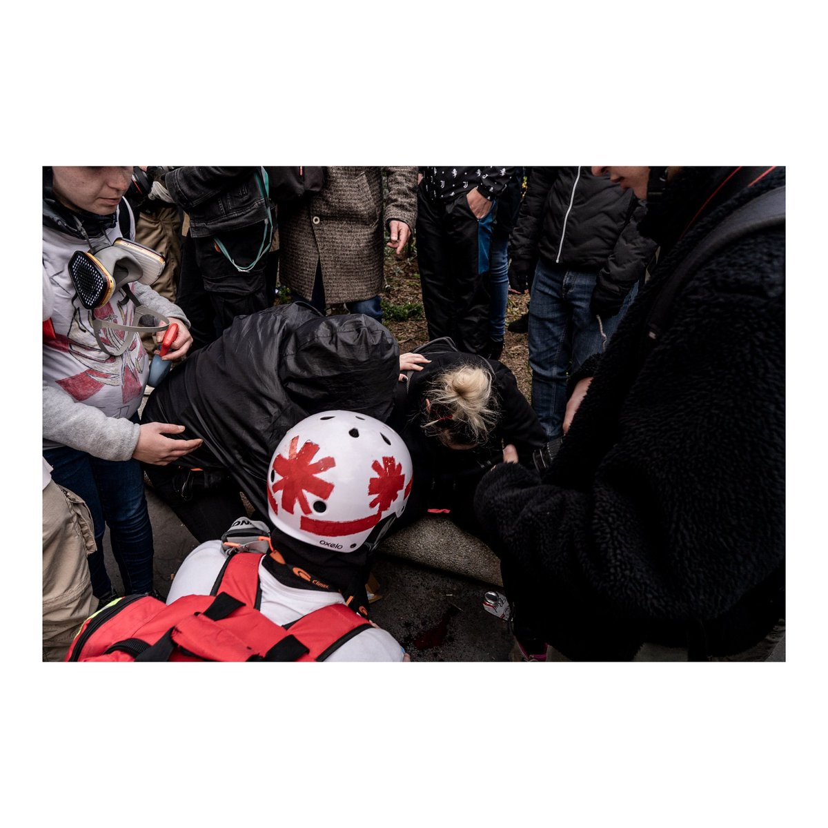 “Say what you want, but NEVER say it with violence!”

Woman injured during protest against pension reform in Paris, France on March 28, 2023.

#photojournalism #photojournalist #documentary #documentary #reportage #reportagephotography #paris #riot #2023 #photo #vincenzocircosta