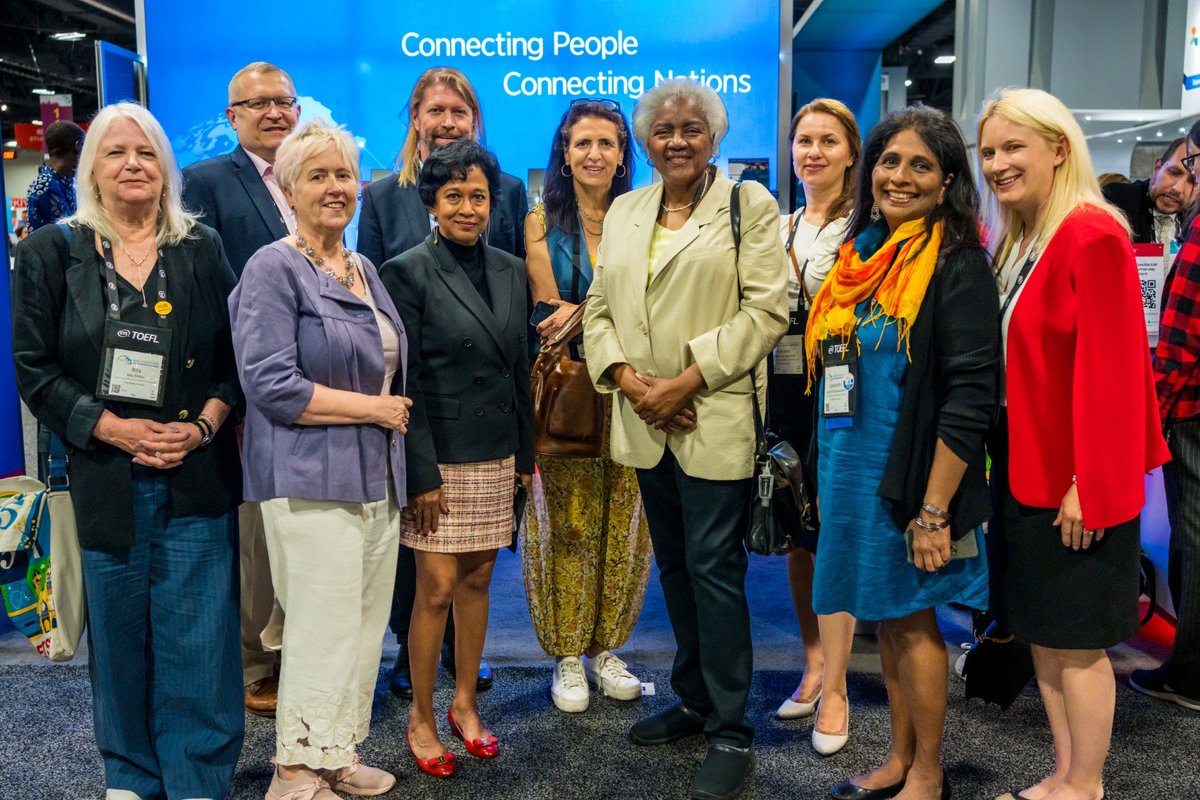jokaykaroly's tweet photo. Nice moment from @NAFSA last week, meeting @FulbrightPrgrm colleagues and #FFSB chair Donna Brazile. Photo credit: @ECAatState https://t.co/J3uPyCXQVC