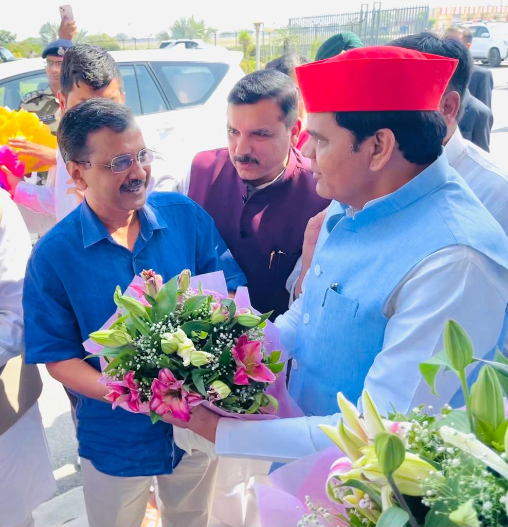 Y_Sangram's tweet photo. आज आदरणीय राष्ट्रीय अध्यक्ष @yadavakhilesh जी के निर्देश पर लखनऊ एयरपोर्ट  पर दिल्ली के मुख्यमंत्री आदरणीय @ArvindKejriwal जी एवं पंजाब के मुख्यमंत्री आदरणीय @BhagwantMann जी का स्वागत किया । https://t.co/C7PRFg82Op