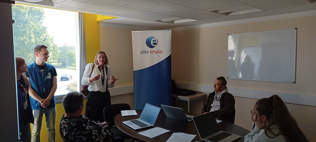 PhilippeMeens's tweet photo. Éviter l illectronisme avec la collaboration de notre partenaire @franceservice Fauquembergues en réalisant le test PIX avec des usagers du secteur :-) @FredericDanel @PascaleCaulier @AggloCAPSO https://t.co/KqO9WHLRPl