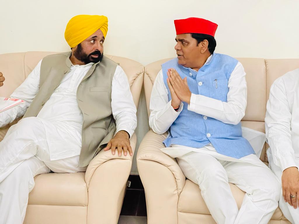 Y_Sangram's tweet photo. आज आदरणीय राष्ट्रीय अध्यक्ष @yadavakhilesh जी के निर्देश पर लखनऊ एयरपोर्ट  पर दिल्ली के मुख्यमंत्री आदरणीय @ArvindKejriwal जी एवं पंजाब के मुख्यमंत्री आदरणीय @BhagwantMann जी का स्वागत किया । https://t.co/C7PRFg82Op