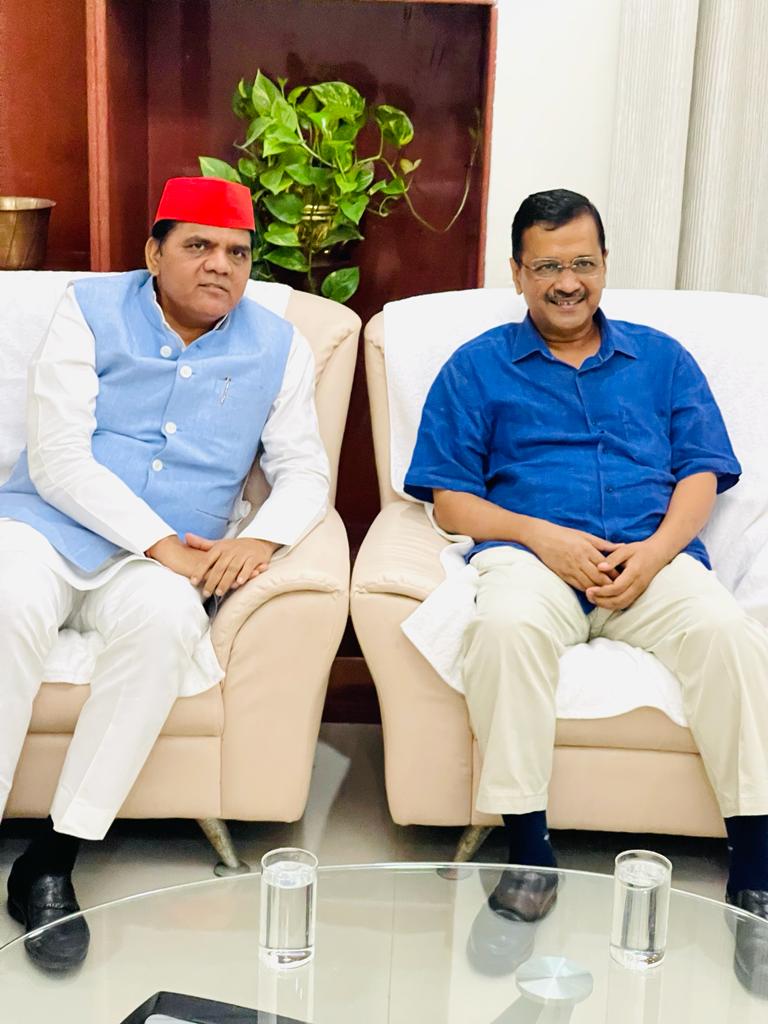 आज आदरणीय राष्ट्रीय अध्यक्ष <a href="/yadavakhilesh/">Akhilesh Yadav</a> जी के निर्देश पर लखनऊ एयरपोर्ट  पर दिल्ली के मुख्यमंत्री आदरणीय <a href="/ArvindKejriwal/">Arvind Kejriwal</a> जी एवं पंजाब के मुख्यमंत्री आदरणीय <a href="/BhagwantMann/">Bhagwant Mann</a> जी का स्वागत किया ।