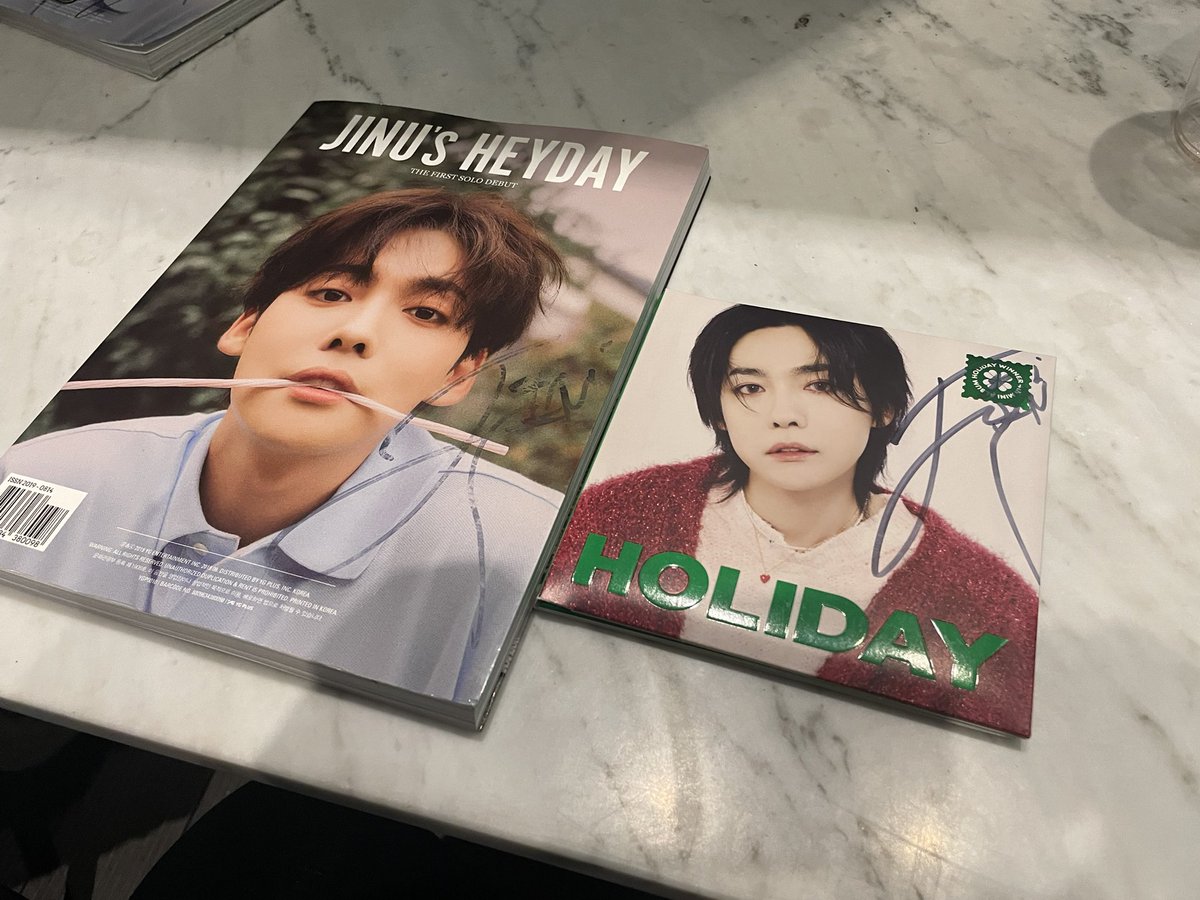 kristenmilanz's tweet photo. was able to give the jinu goody bag to him but after entering the van, his manager went back to me because it contained my wallet hahahahahahahahaha my full wallet with all my id, credit card, debit catd and cash lol! Tysm for checking and omg 2 signed albums 🤪 best day ever https://t.co/tqEYEcAiEu