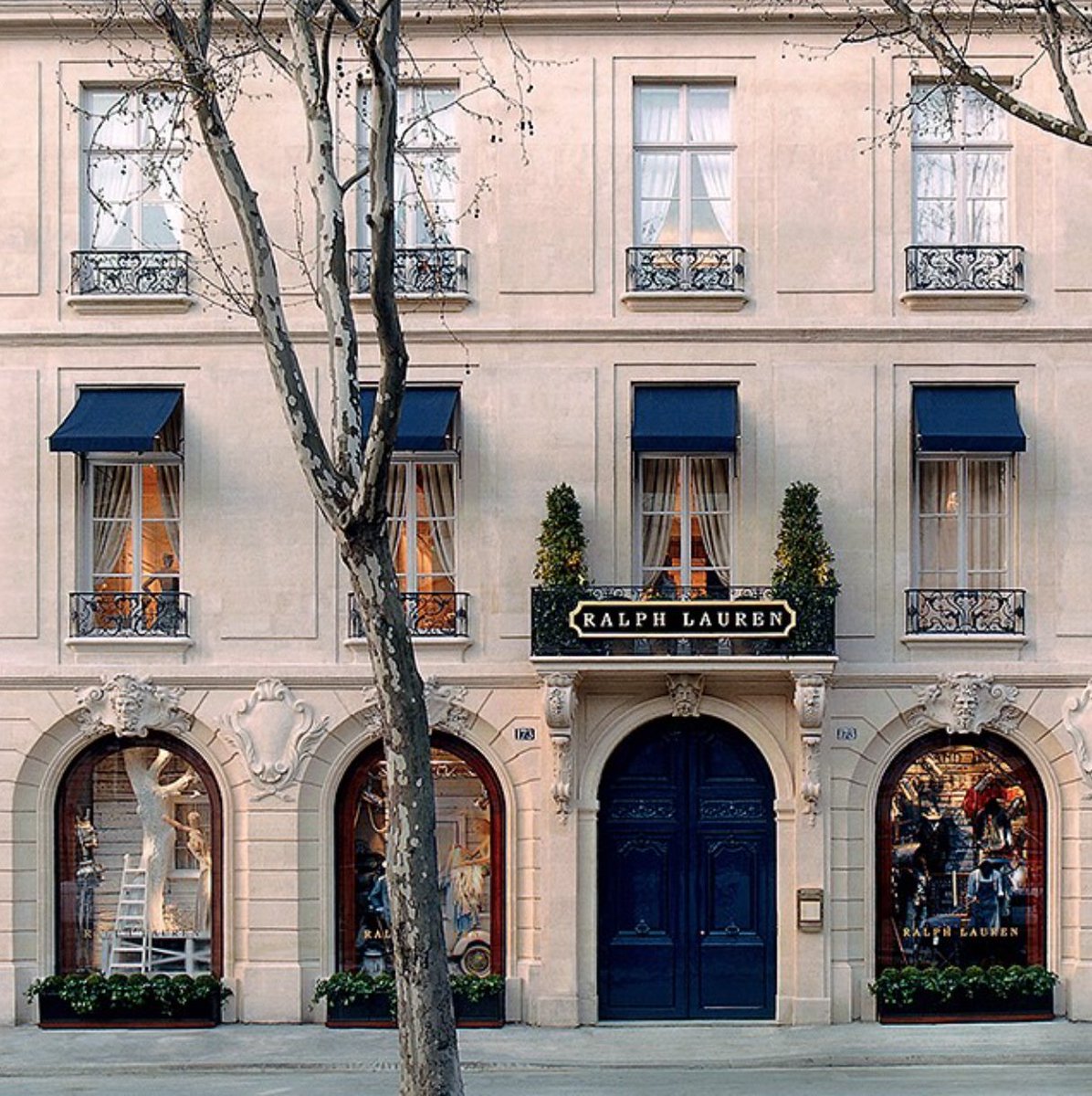 VanRuysdael's tweet photo. In 2010 @RalphLauren opens a flagship store &amp; restaurant in Paris. Located on boulevard Saint-Germain, the store is housed in a restored 17th-century hôtel particulier. https://t.co/ih2T452KhQ